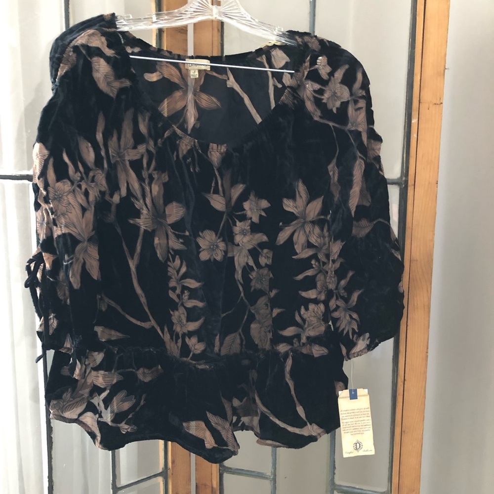 Velvet leafy detail top